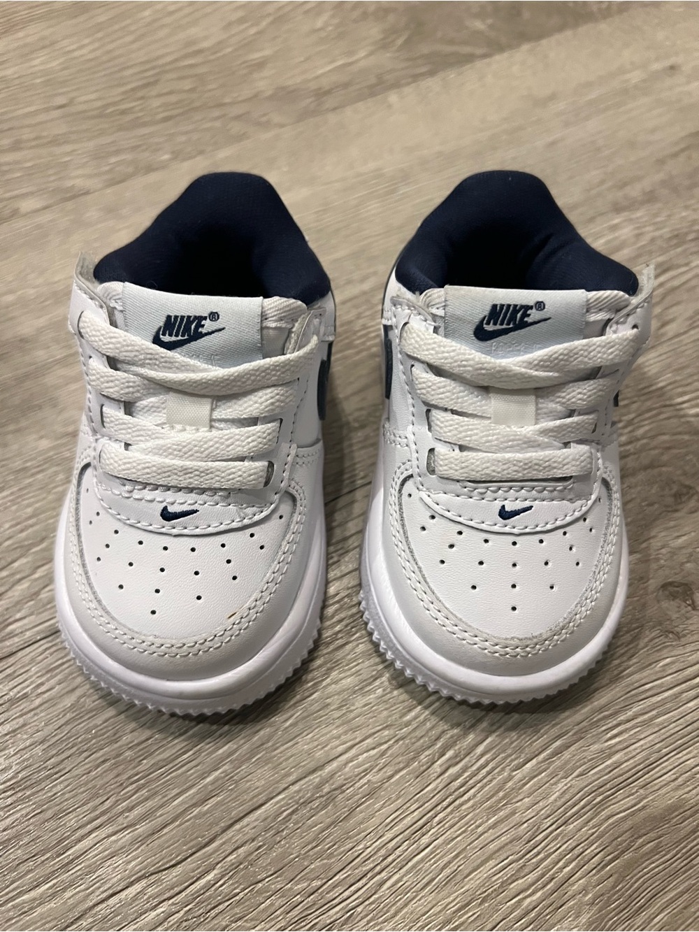 Nike Baby White and Navy Low-Top Sneakers, size 3c BNNW